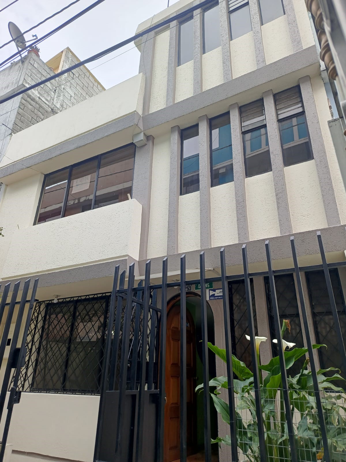 Venta de Casa de 2 Pisos + Terraza, a Una Cuadra del Mercado Mayorista