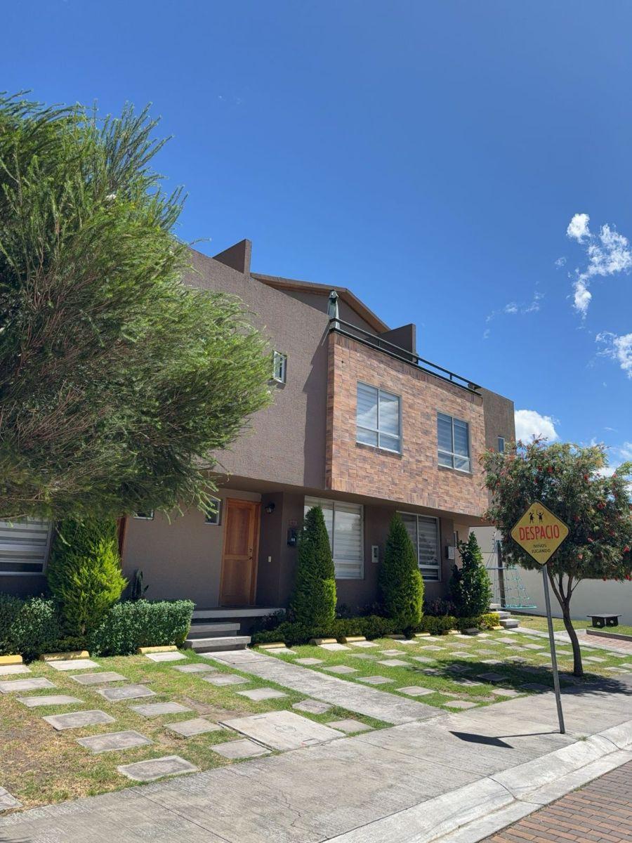 Venta Casa con Atico Dos Parqueaderos Conocoto La Moya Valle de Los Chillos
